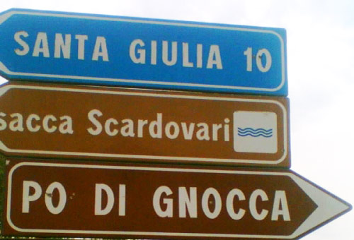 Iniziano a comparire per strada le prime indicazioni stradali per quartieri a luci rosse