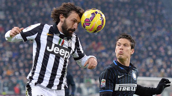 Juventus' Andrea Pirlo (L) and Inter's Anderson Hernanes in action during the Italian Serie A soccer match Juventus FC vs FC Inter at the Juventus Stadium in Turin, Italy, 06 January 2015. ANSA/ALESSANDRO DI MARCO
