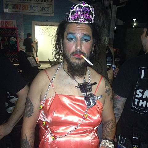 machine-head-robb-flynn-compleanno-travestito-2013