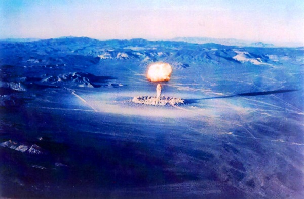 esplosione-di-una-bomba-atomica-nel-Nevada
